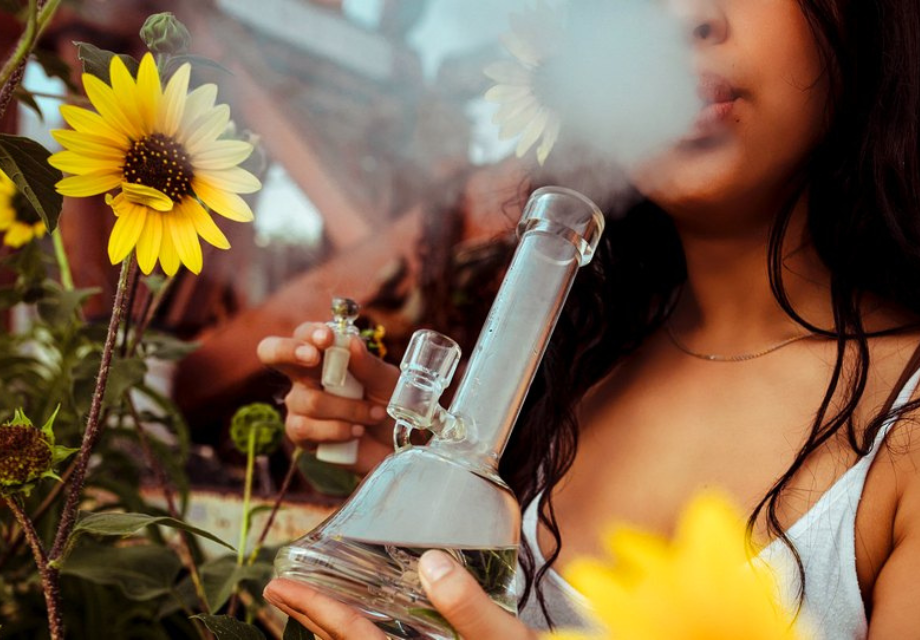 Reasons Why Using A Bong Is Better - Shop Online | puff.co.za